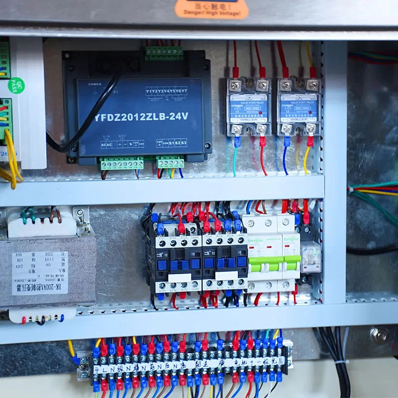 جزئیات دستگاه بسته بندی کیسه مهر و موم چهارگانه - جعبه الکتریکی کنترل PLC
